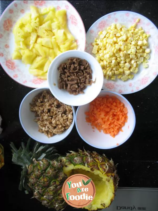 Fried rice with pineapple and chicken