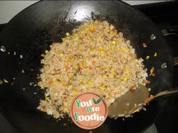 Fried rice with pineapple and chicken