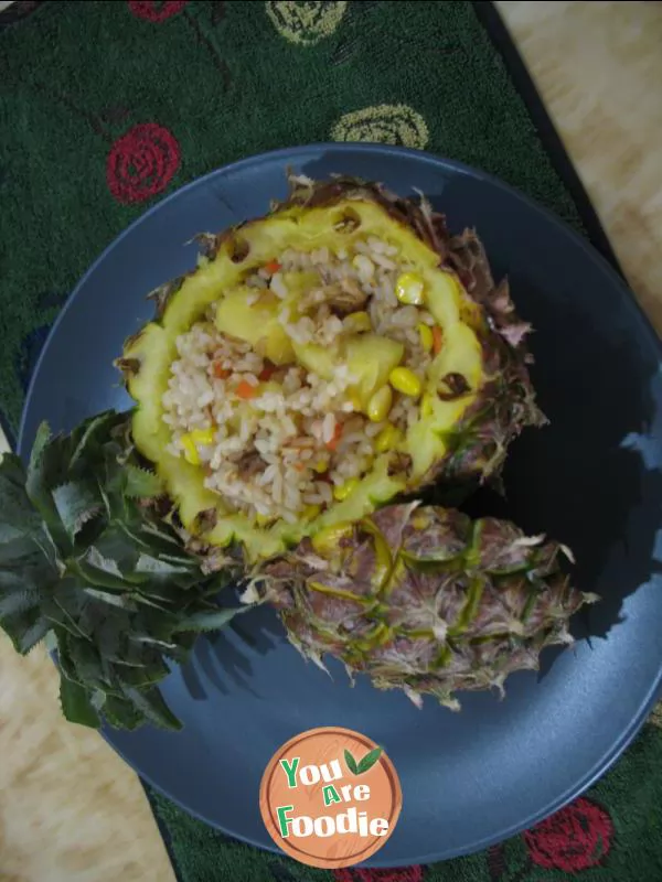 Fried rice with pineapple and chicken