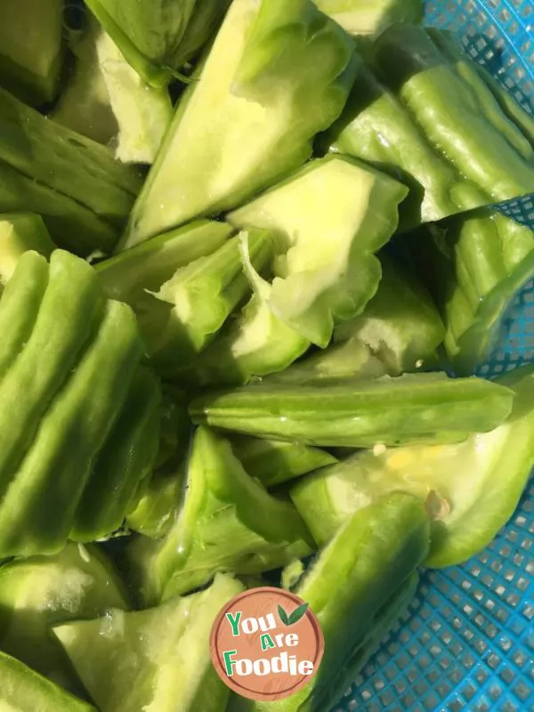 Cold melon and crucian carp soup