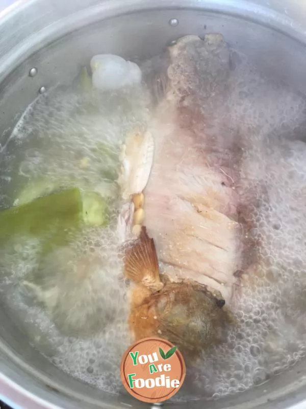 Cold melon and crucian carp soup