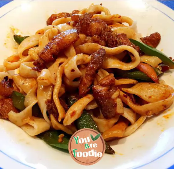 Fried meat noodles with green pepper