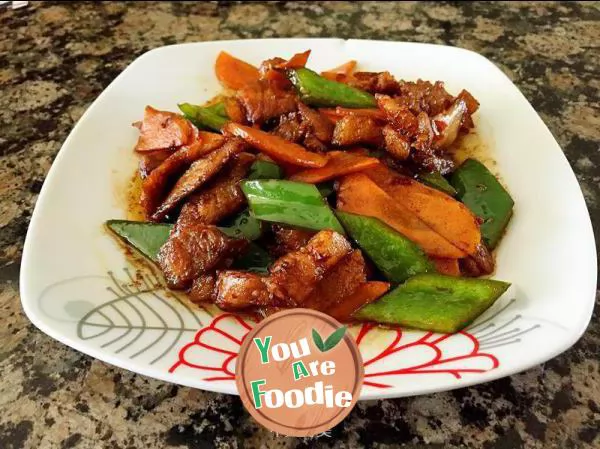 Fried meat noodles with green pepper