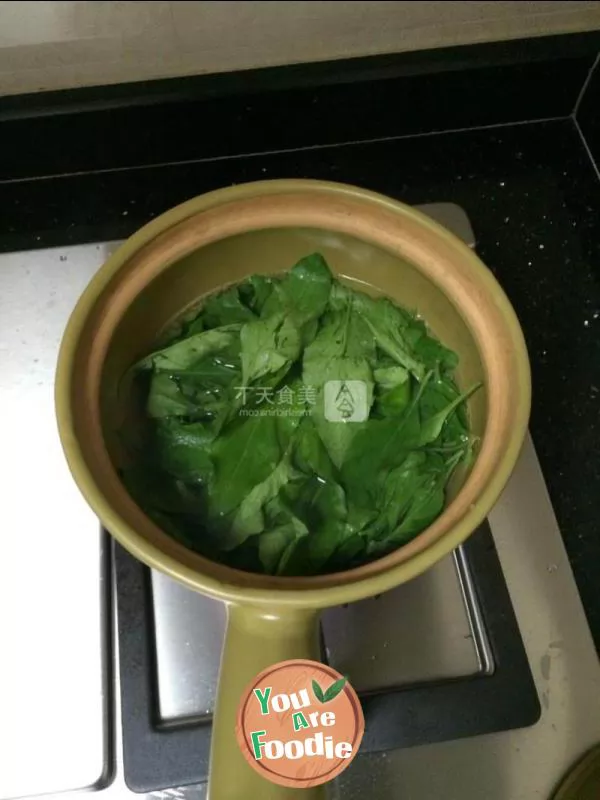 Chinese wolfberry leaf soup with lean meat