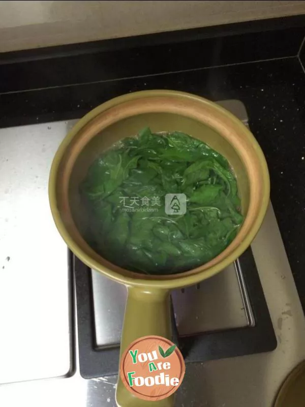 Chinese wolfberry leaf soup with lean meat