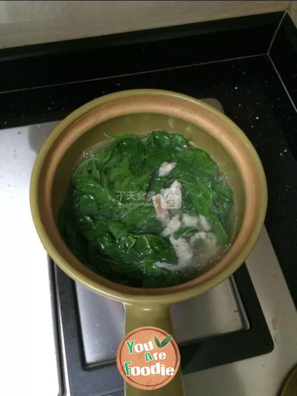 Chinese wolfberry leaf soup with lean meat
