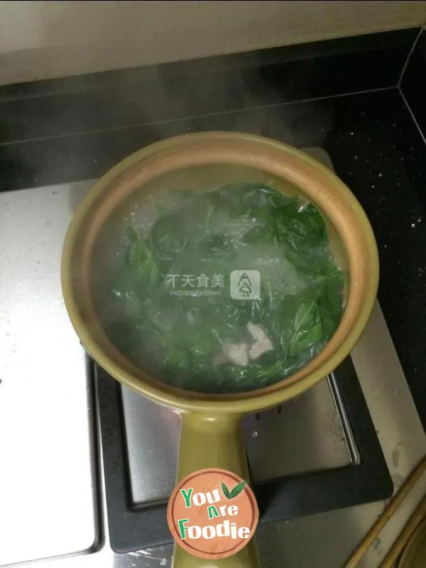 Chinese wolfberry leaf soup with lean meat