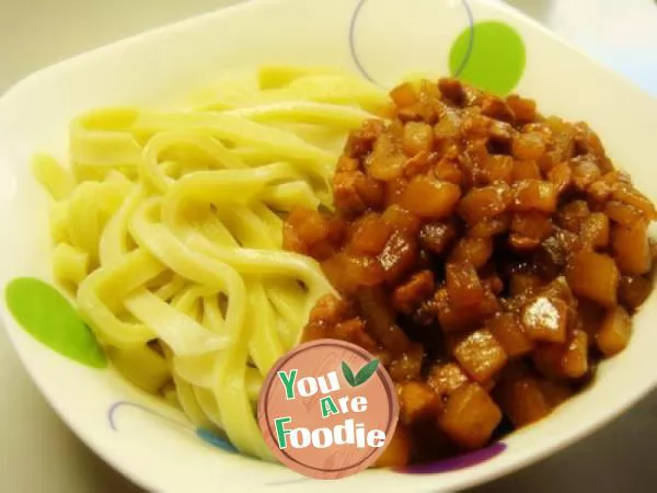 Full-of-love----two-color-hand-rolling-noodles-with-meat-sauce