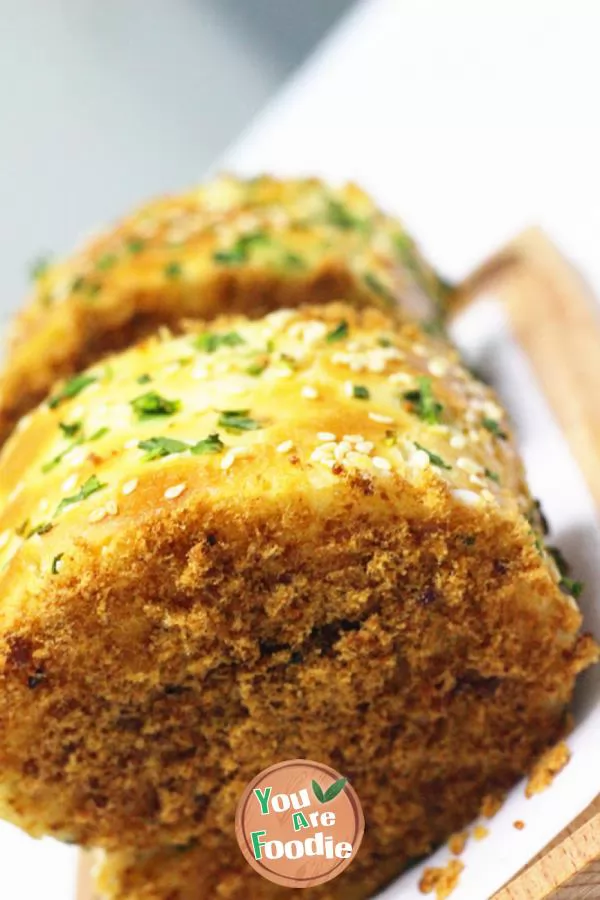 Bread roll with scallion and meat floss
