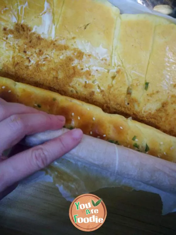 Bread roll with scallion and meat floss