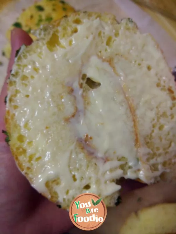 Bread roll with scallion and meat floss