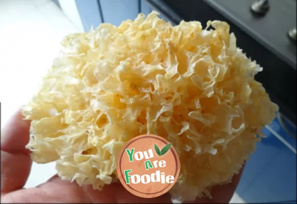 Rock sugar tremella lotus seed soup