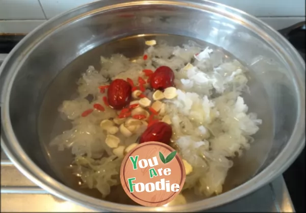 Rock sugar tremella lotus seed soup