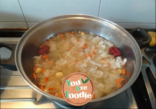 Rock sugar tremella lotus seed soup