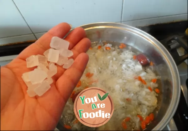 Rock sugar tremella lotus seed soup