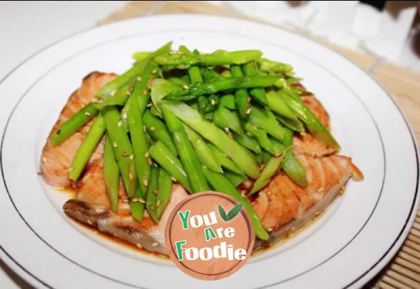 Pan fried salmon with asparagus