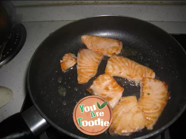Pan fried salmon with asparagus