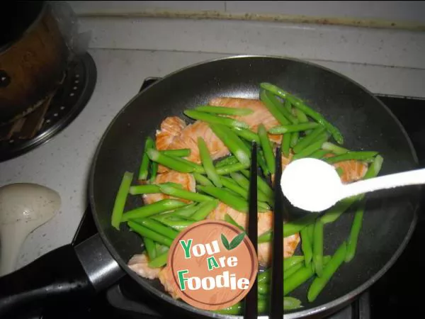 Pan fried salmon with asparagus