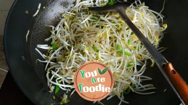 Bean sprouts with green pepper