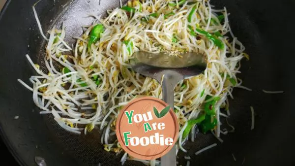 Bean sprouts with green pepper