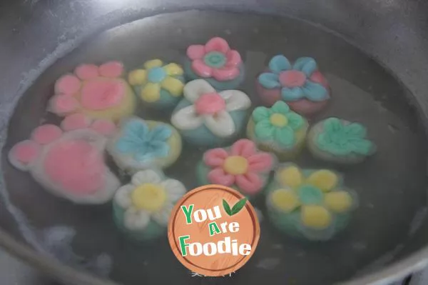 Steamed glutinous rice dumplings