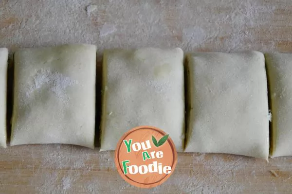 Corn flour and scallion rolls