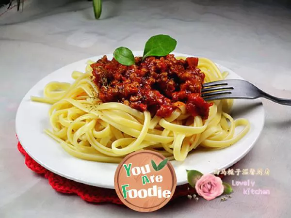 Spaghetti with tomato and minced meat