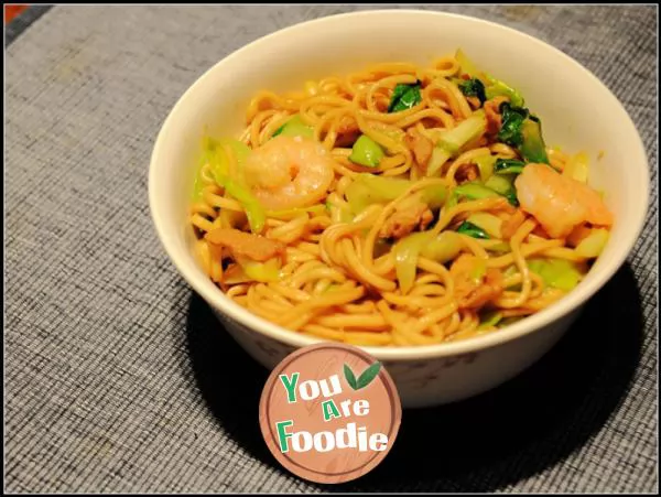 Fried noodles with shrimp and chives