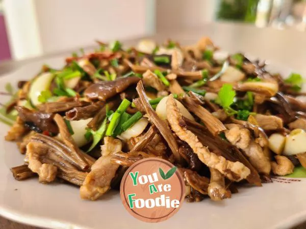 Stir fried Shredded Pork with Tea Tree Mushroom
