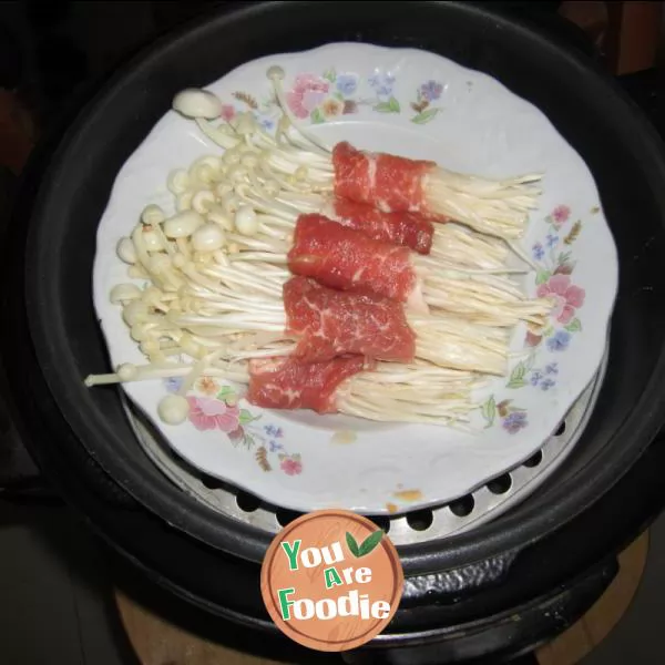 Steamed pork rolls with golden mushrooms