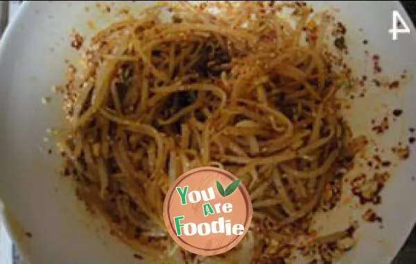 Cold spicy bean sprouts
