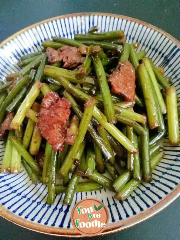 Kwai-delicious-food-fried-meat-with-garlic-moss