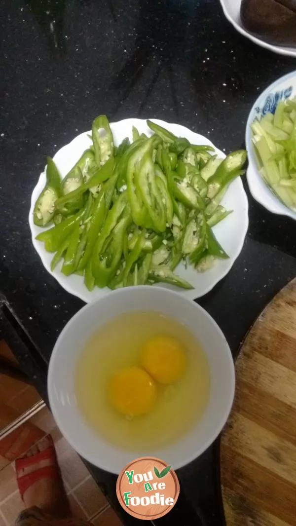 Fried egg with green pepper