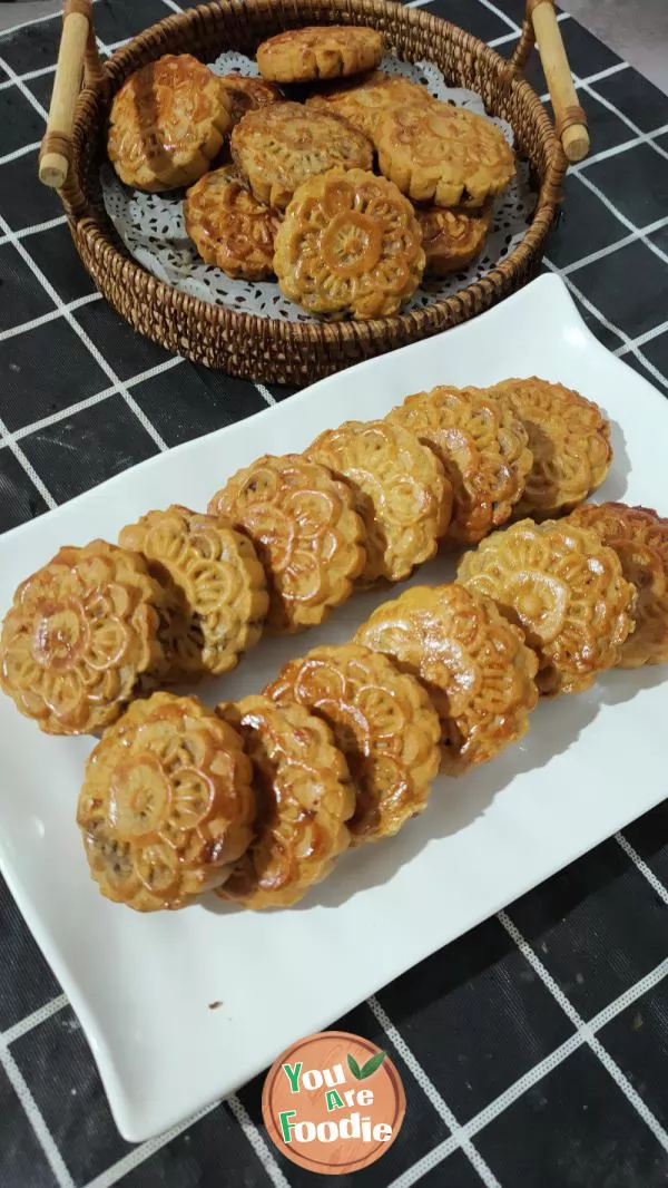 Cantonese bean paste moon cake
