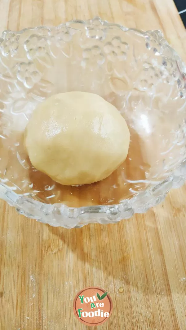 Cantonese bean paste moon cake