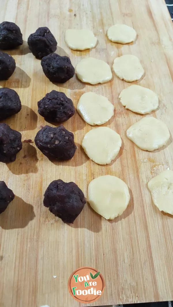Cantonese bean paste moon cake