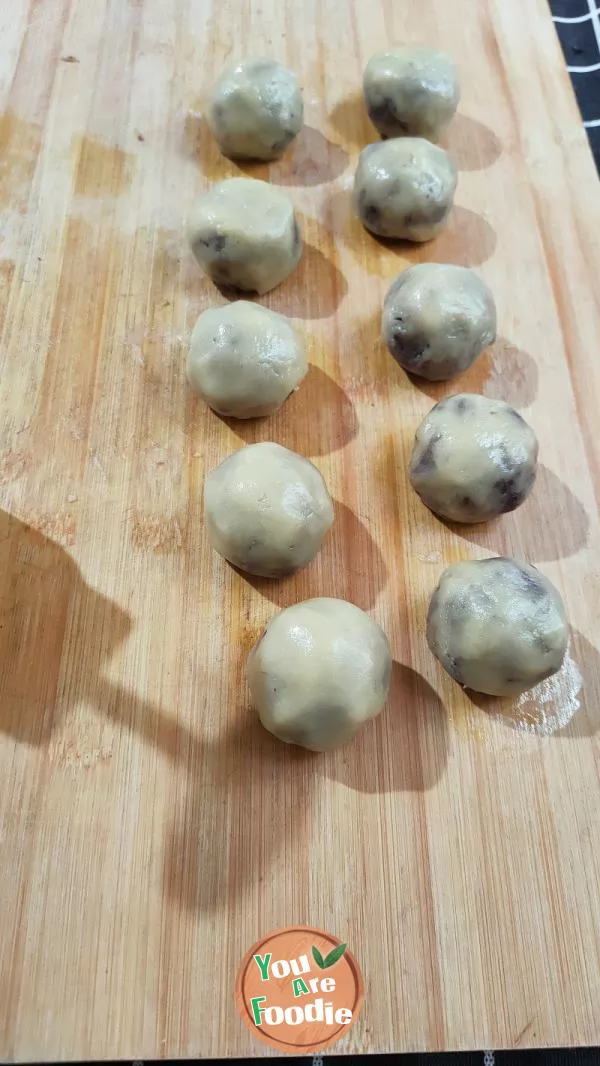 Cantonese bean paste moon cake