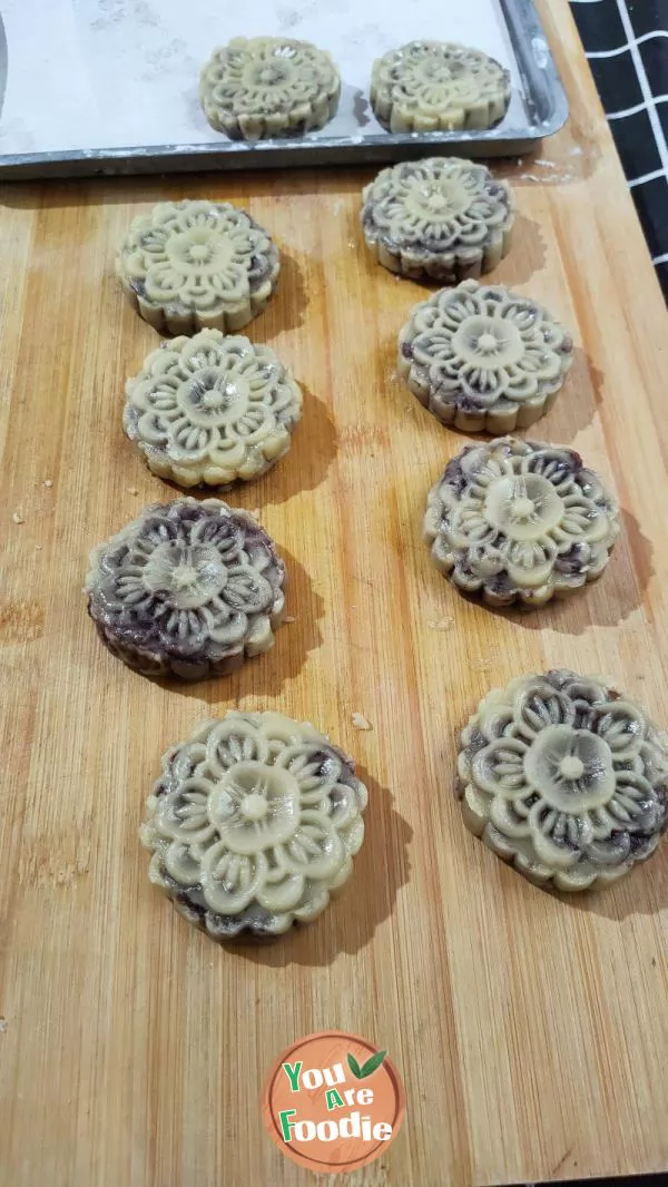 Cantonese bean paste moon cake