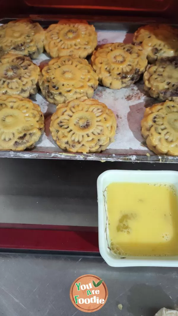 Cantonese bean paste moon cake