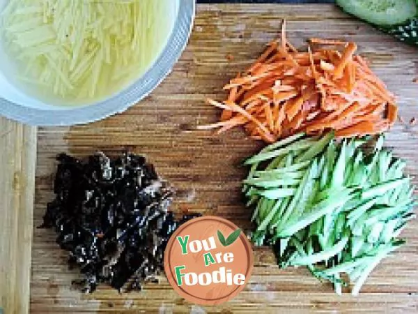 Assorted potato shreds in cold sauce