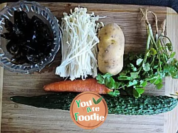 Assorted potato shreds in cold sauce