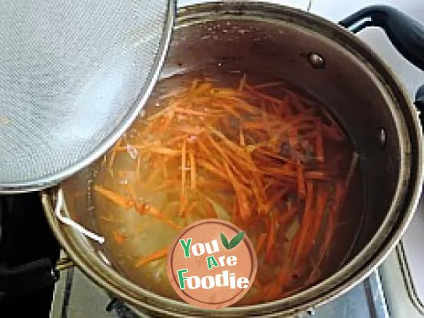 Assorted potato shreds in cold sauce