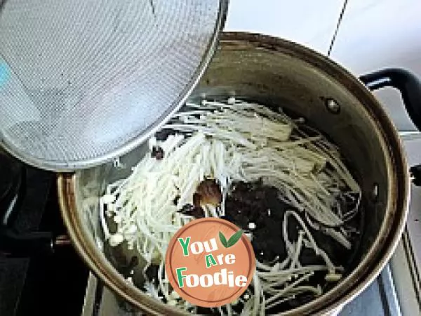 Assorted potato shreds in cold sauce