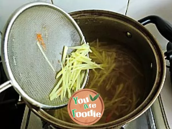 Assorted potato shreds in cold sauce