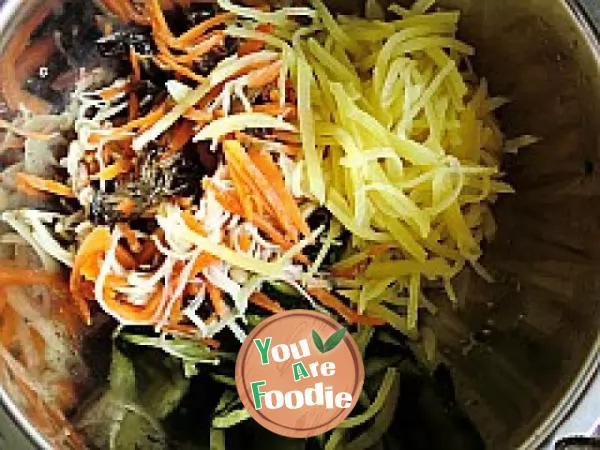 Assorted potato shreds in cold sauce