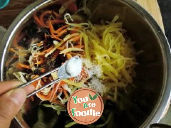 Assorted potato shreds in cold sauce