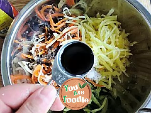 Assorted potato shreds in cold sauce