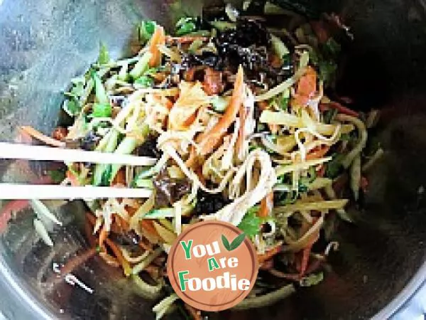 Assorted potato shreds in cold sauce