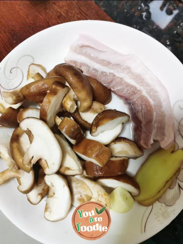 Fried pork with mushrooms