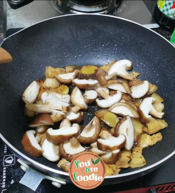 Fried pork with mushrooms